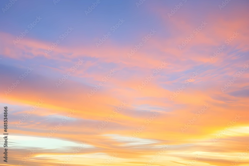 青い空に映るピンクとオレンジの雲、朝焼け・夕焼けの空が見せる素晴らしい光景、新たな一日への期待が高まる瞬間