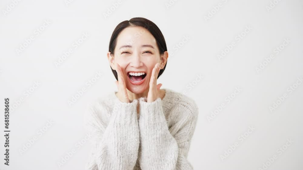 ニットを着ている若い女性　ライフスタイルイメージ