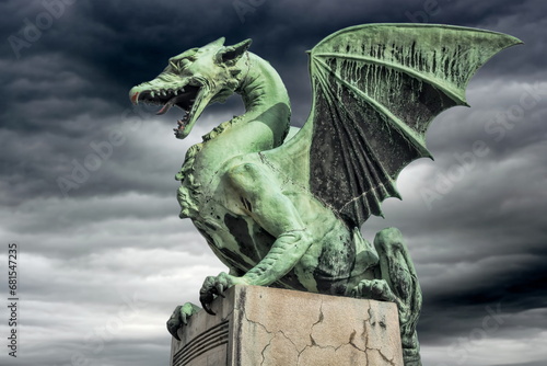 ljubljana, slowenien - drache auf der drachenbrücke vor dunklem himmel photo