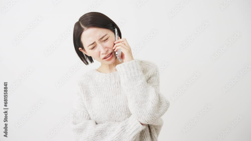 スマートフォンで通話をしている若い女性　ライフスタイルイメージ	