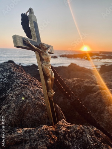 Krzyż o zachodzie słońca © Bartosz