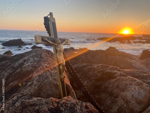 Krzyż o zachodzie słońca © Bartosz