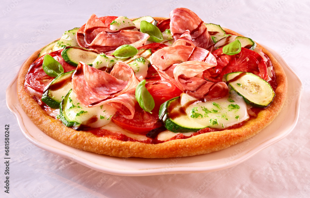 Pizza mit Salami und Zucchini, Pizza, isoliert, Pizza mit Salami und Zucchini, Pizza, isoliert,