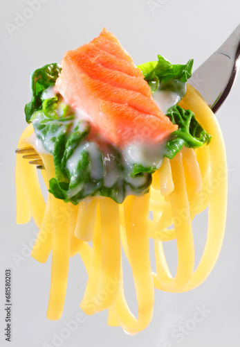 Linguine, Lachs, Gabel, Spinat, close up photo