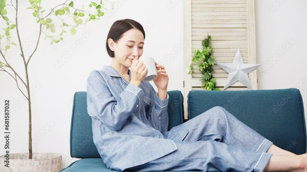 パジャマ姿の若い女性 ライフスタイルイメージ パジャマ姿の若い女性 ライフスタイルイメージ