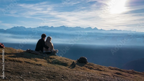 un couple qui regarde la vue depuis la montagne