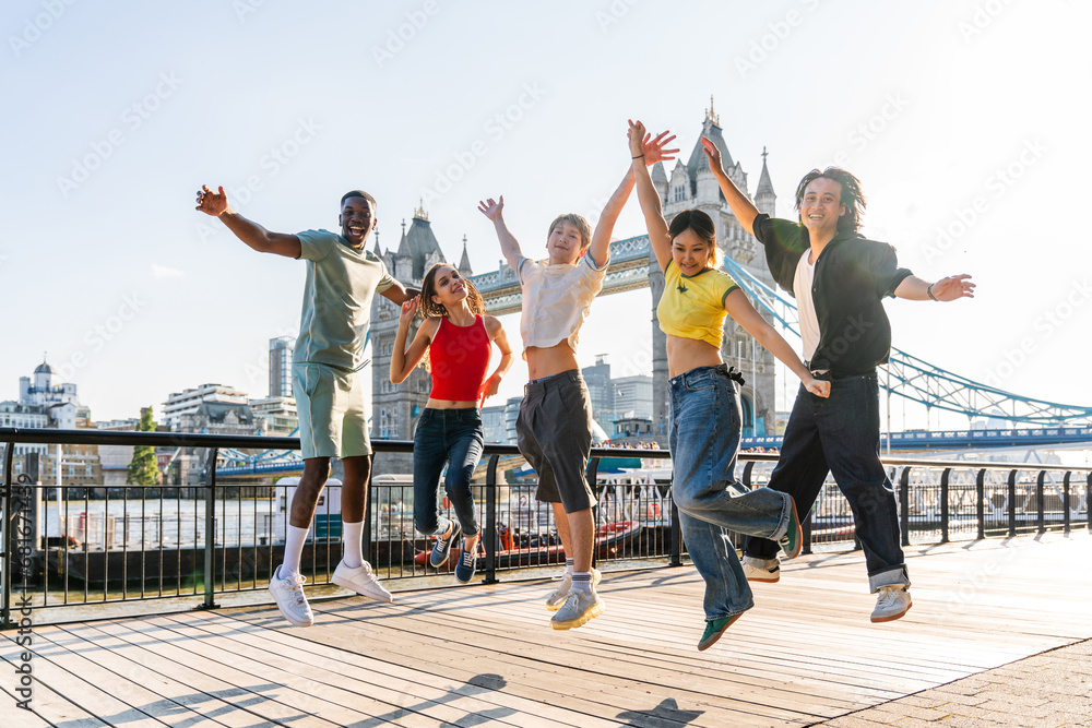 Obraz na płótnie Multiracial group of happy young friends bonding in London city - Multiethnic teens students meeting and having fun in Tower Bridge area, UK - Concepts about youth lifestyle, travel and tourism w salonie