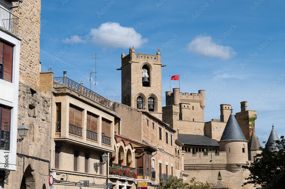 Vista del palacio de los reyes de Navarra y la torre de la iglesia de santa María la real de Olite, Navarra, España.