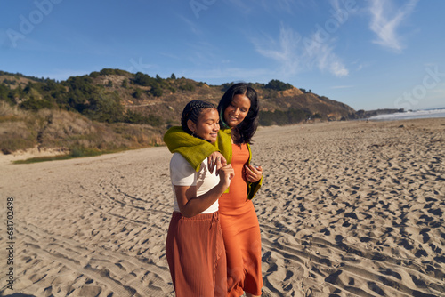 Canvas-taulu Indigenous Mother and Teenage Daughter bonding Together at the Beach (Girl Mom)