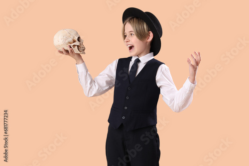 Little actor with skull on ...