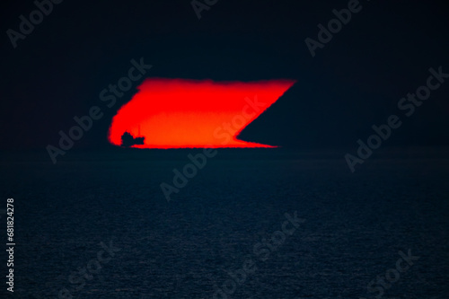 島陰からの日の出と進む船影20231121-1