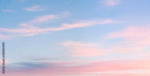 淡い青空とピンクにグラデーションする雲