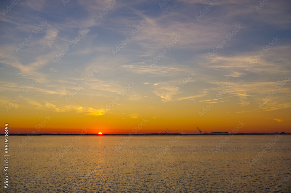 Obraz premium Colorful Sunrise over the Sea