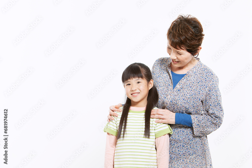 孫の肩に手を乗せる祖母