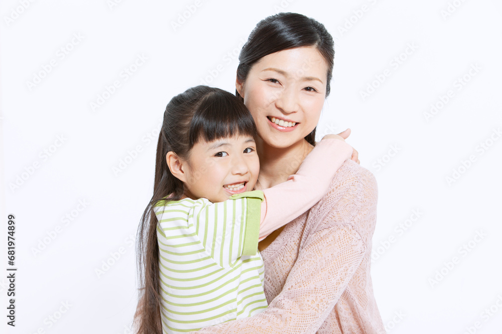 子供を抱っこする母親