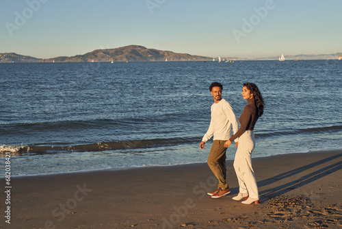 Cuadro en lienzo Interracial Couple at The Beach Together in Love Enjoying Each Other Company