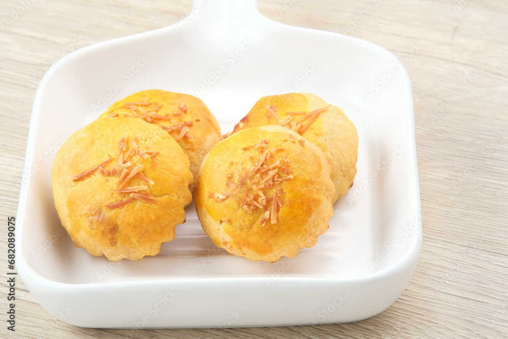 Pia Crispy with cheese filling, pastry with layered smooth skin texture, sweet and savory
