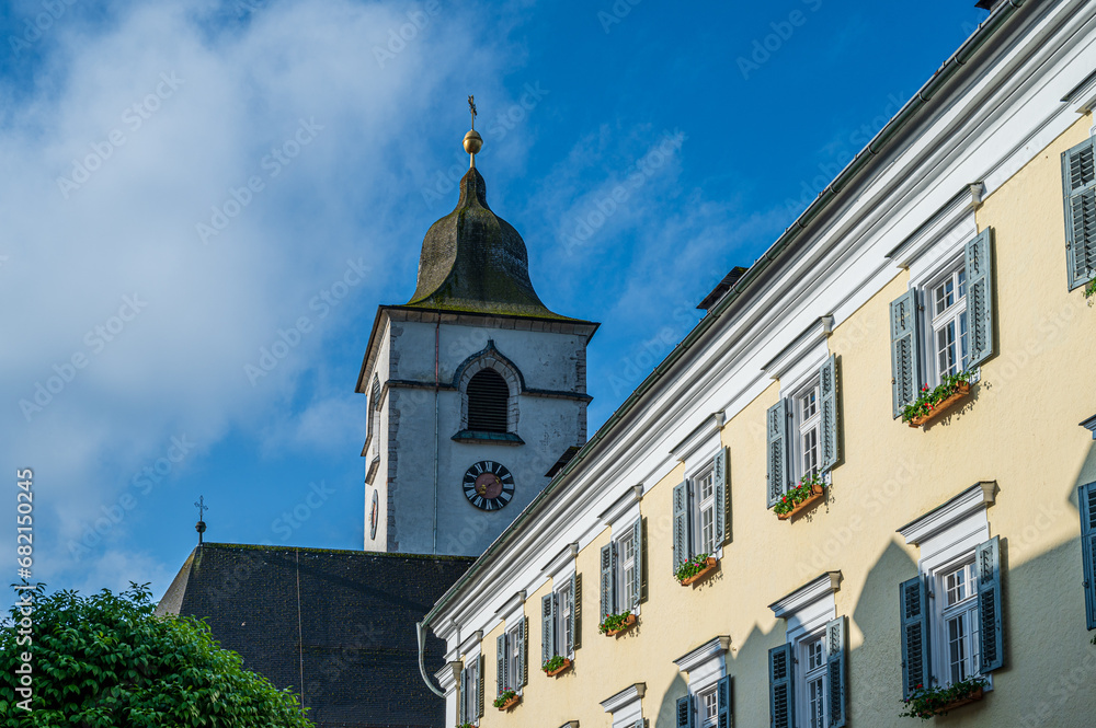 Obraz premium Historische Häuserfront und Kirchturm von St. Wolfgang im Salzkammergut