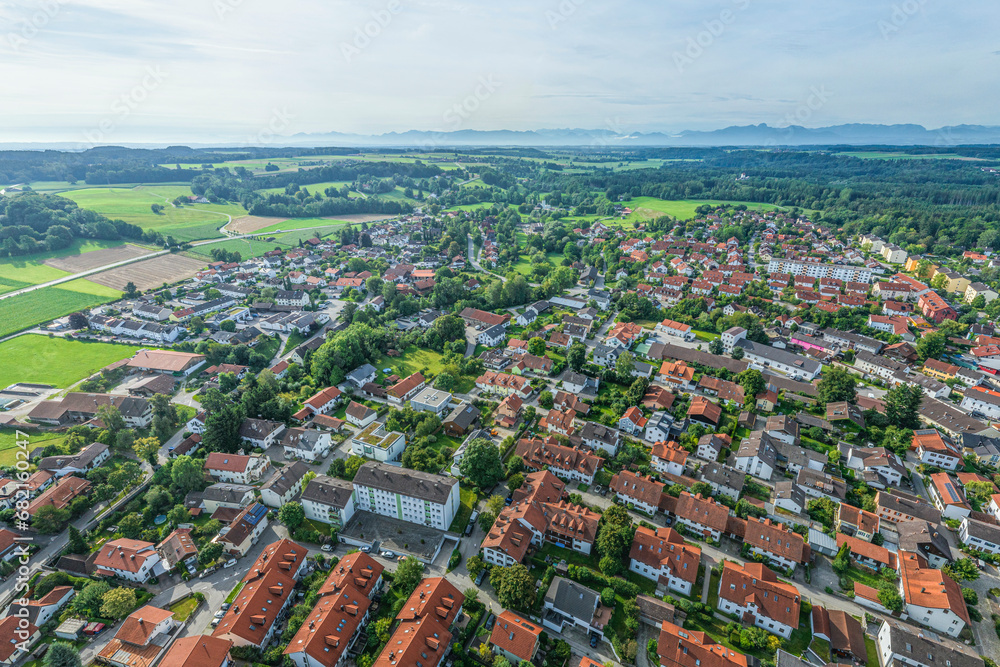 Grafing bei München von oben, Blick über die Stadt nach Süden zum oberbayerischen Alpenrand