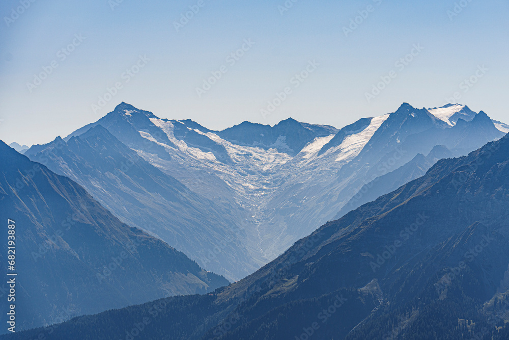 Alpenmassiv mit Gletscher und Schnee Alpenmassiv mit Gletscher und Schnee