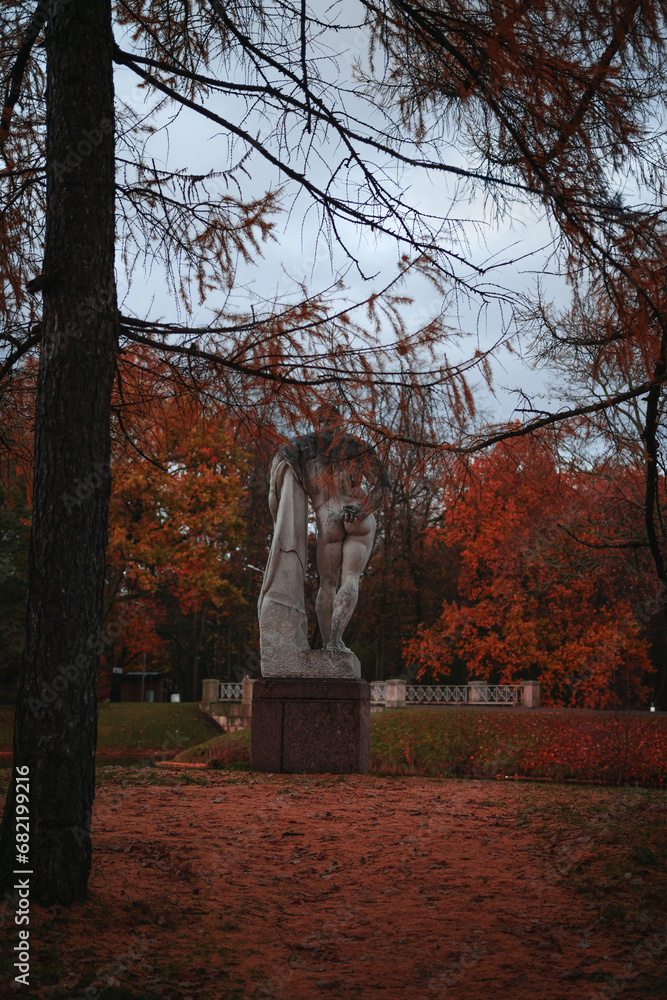 Fototapeta premium Statue in the park
