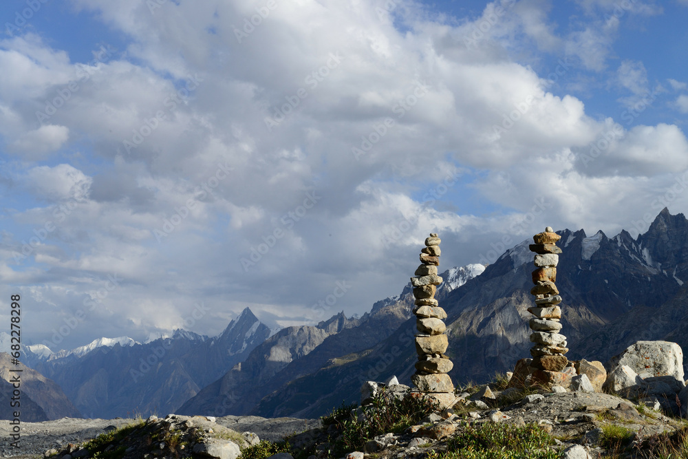 Φωτογραφία Prominent peaks and Biafo Glacier behind rocky Pillars made with rocks and stone are used as landmarks to identify the campsite of Biantha on Biafo Gyang Glacier