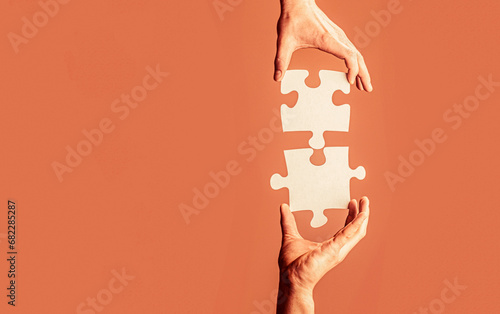 Fotografie Closeup hands of man connecting jigsaw puzzle