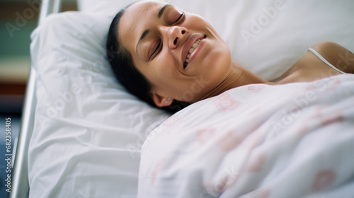 femme malade allongée sur un lit d’hôpital photo