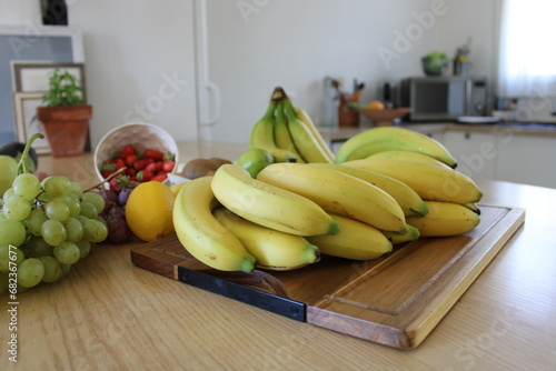 Régime de banane, bananes sur la table de la cuisine, aliment santé riche en potassium et magnésium