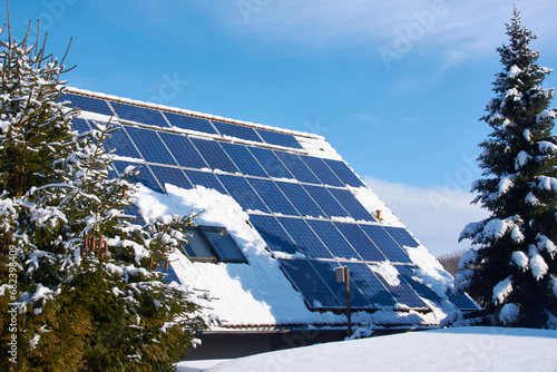 Mit Schnee bedeckte Solaranlage im Winter	
 photo