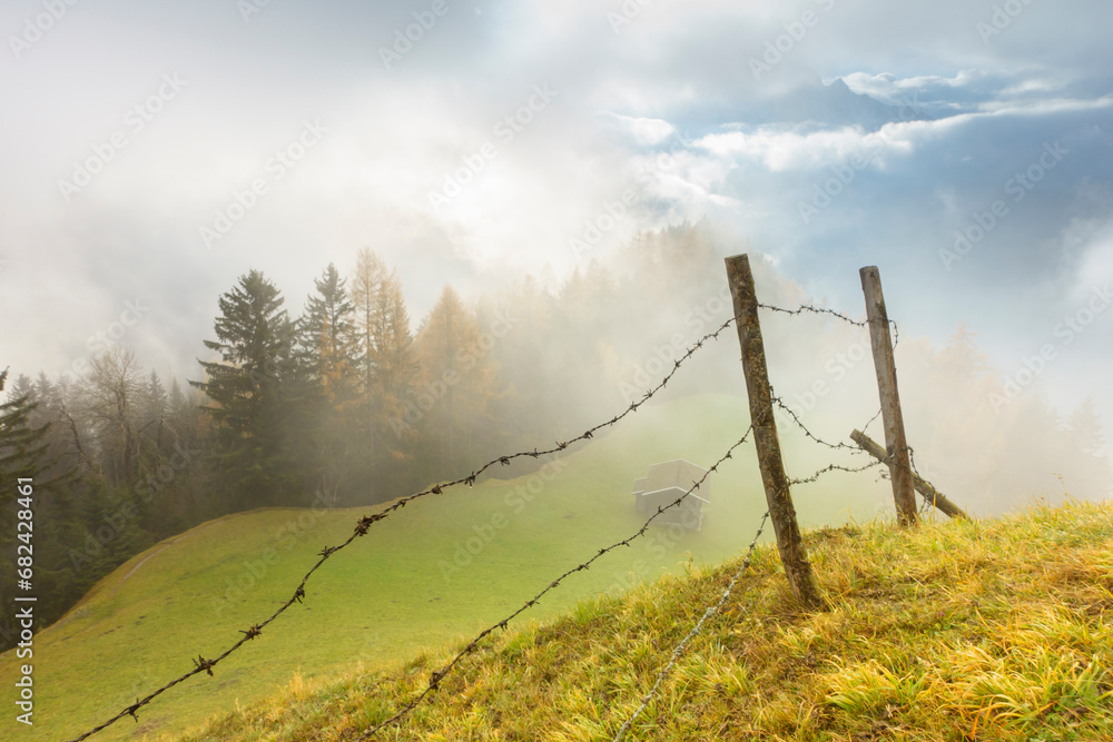 Obraz premium Herbstlandschaft im Nebel bei kommender Sonne