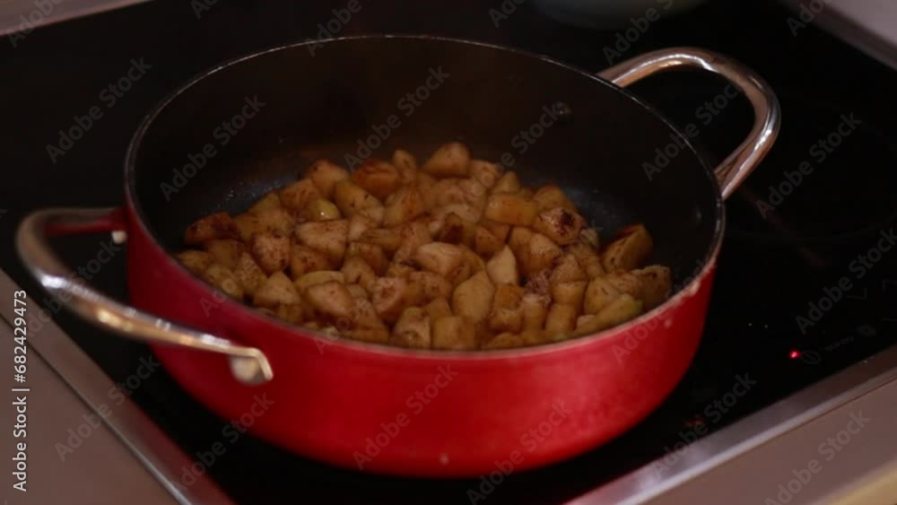 Cinnamon-Spiced Apple Magic in a Pan Cinnamon-Spiced Apple Magic in a Pan