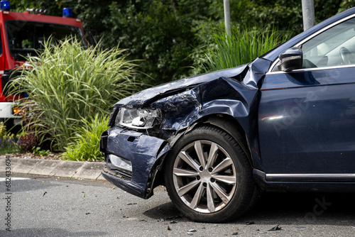 Verkehrsunfall im Straßenverkehr - beschädigtes Auto