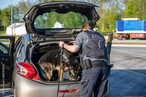 Zollbeamte kontrollieren ein Auto - Zoll im Einsatz