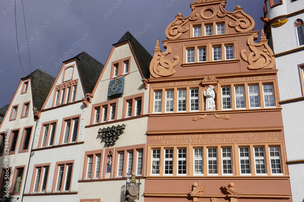 wunderschöne Häuserfassade am Marktplatz in Trier in Rheinland Pfalz