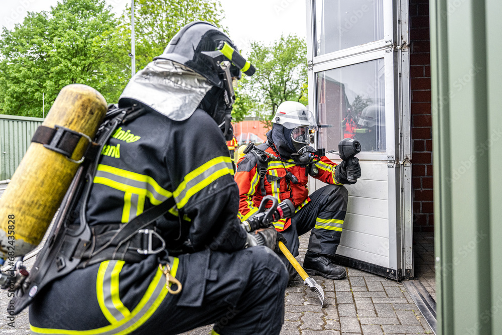 Feuerwehrmänner unter Atemschutz - Feuerwehr Feuerwehrmänner unter Atemschutz - Feuerwehr