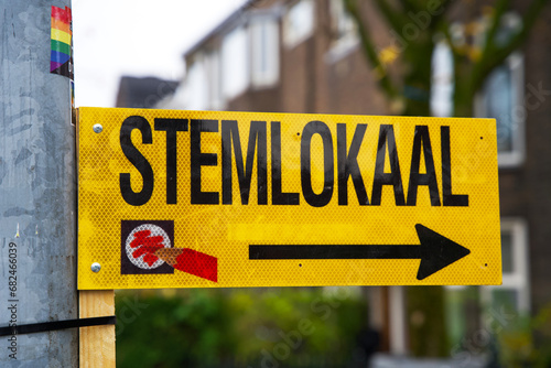 Obraz na plátně Sign referring to the polling station for municipal elections in the Netherlands