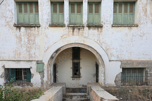 Fototapeta Naklejka Na Ścianę i Meble -  Heruntergekommenes Gebäude in Ifran in Marokko