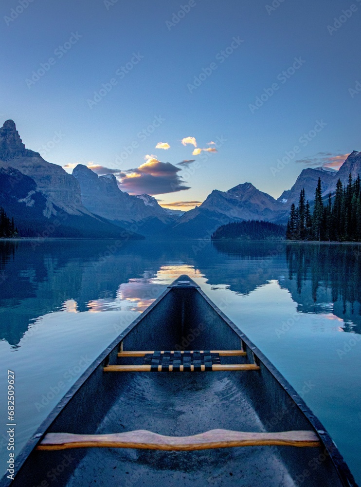 the view from a canoe looking out into the lake at sunset - obrazy, fototapety, plakaty 