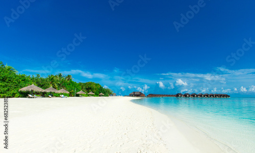 Beautiful tropical Maldives island with beach © Pakhnyushchyy