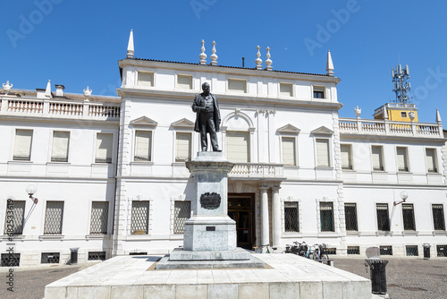 Konstfotografi Statue of Camillo Benso, Conte di Cavour at Cavour Square in Padua city center;