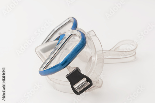 Foto A pair of blue diving goggles, snorkeling mask isolated on white background, per