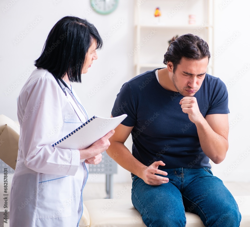 Obraz premium Young male patient visiting aged female doctor