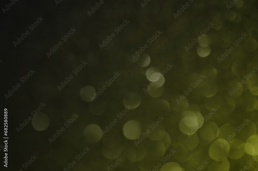 Obraz premium Fondo verde oliva oscuro con luces efecto bokeh ideal para diseño de navidad/fin de año/fiestas/celebración. Se puede usar como fondo