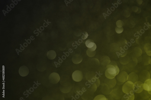 Fondo verde oliva oscuro con luces efecto bokeh ideal para diseño de navidad/fin de año/fiestas/celebración. Se puede usar como fondo