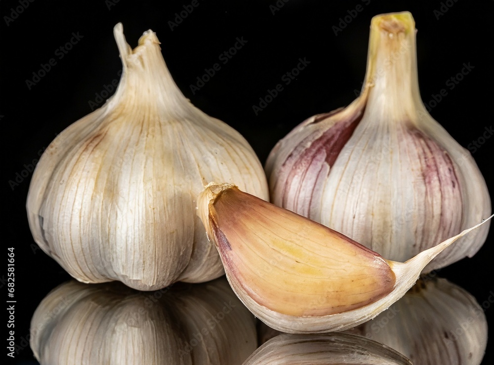 Obraz premium Garlic isolated on black background