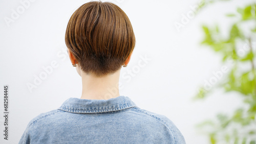 ショートヘアで刈り上げの女性の後ろ姿 photo