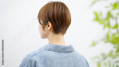 ショートヘアで刈り上げの女性の後ろ姿 photo
