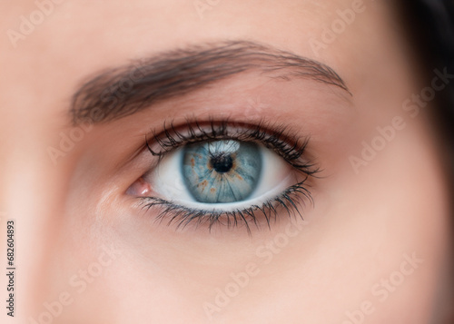 美しい白人女性のブルーの瞳、虹彩、目のマクロ撮影 クローズアップ AI生成画像