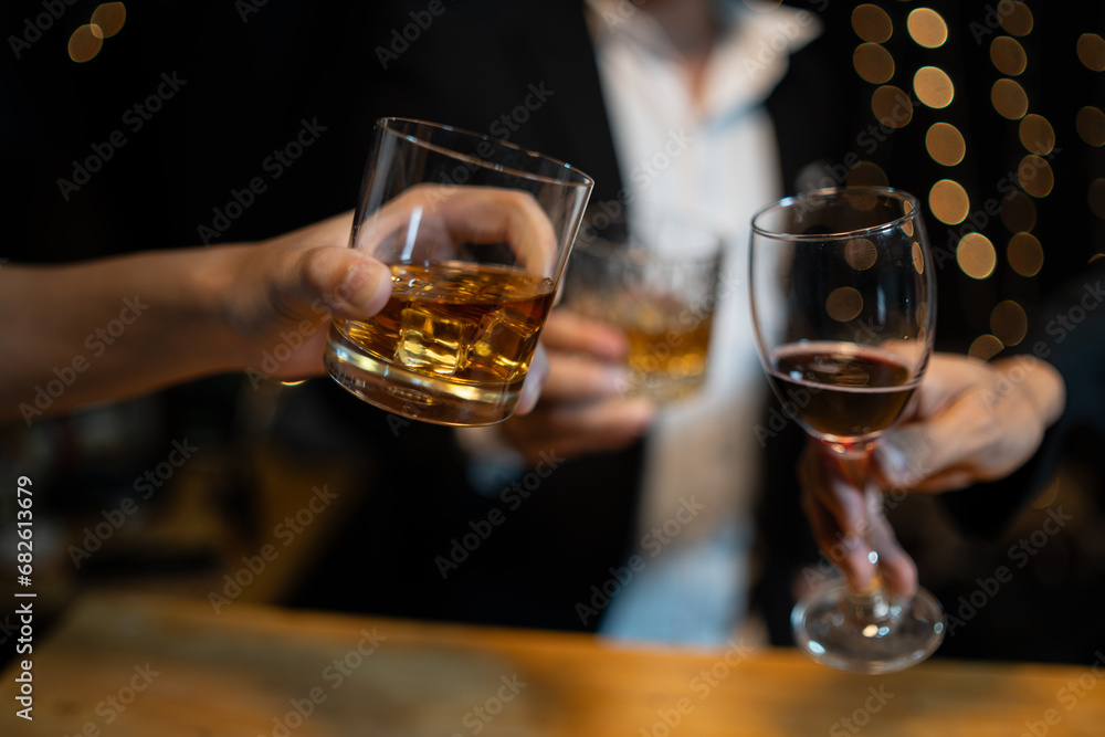 Celebration night, pour whiskey into a glass. Give to friends who come to celebrate Celebration night, pour whiskey into a glass. Give to friends who come to celebrate